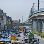 Rue urbaine à Delhi animée avec ligne de métro aérienne