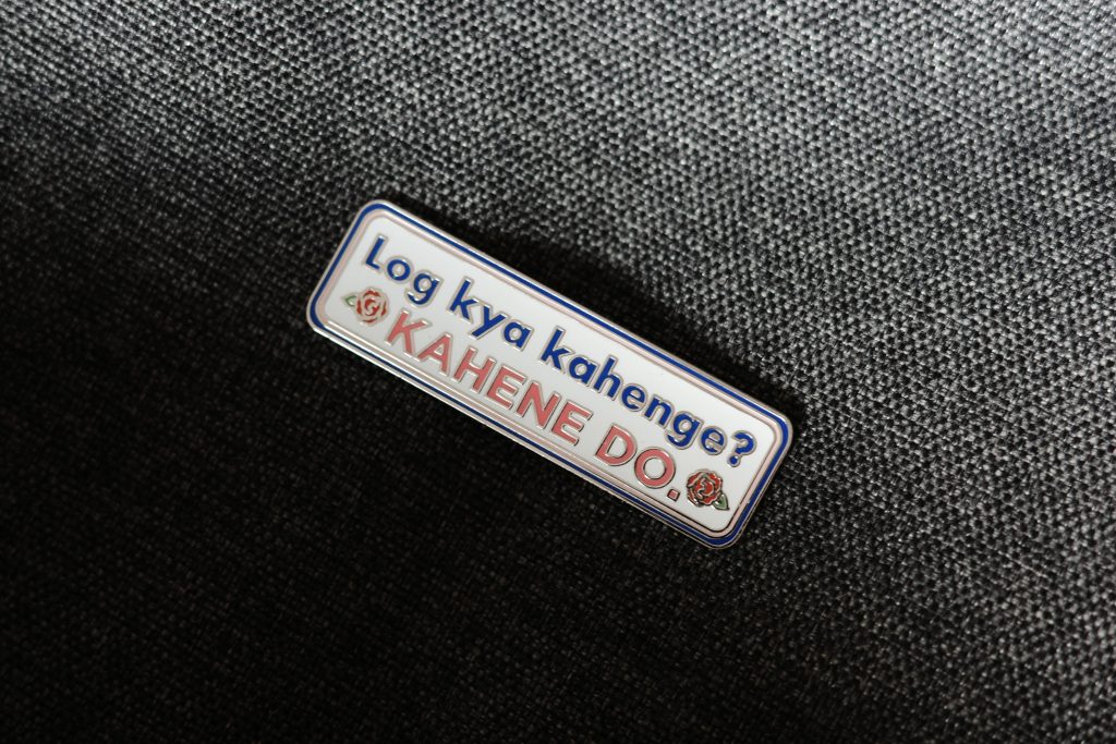 Un pin qui est toujours accroché à mon sac à dos 