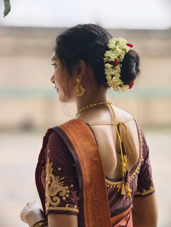 Femme portant un kondai orné d’une guirlande de fleurs de jasmin