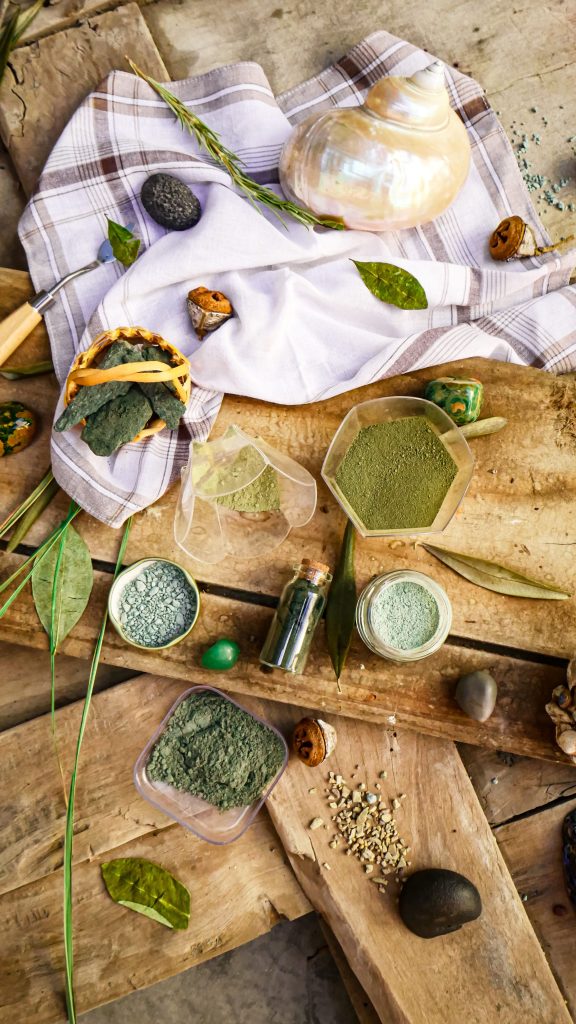 Poudres végétales et feuilles utilisées dans les soins ayurvédiques