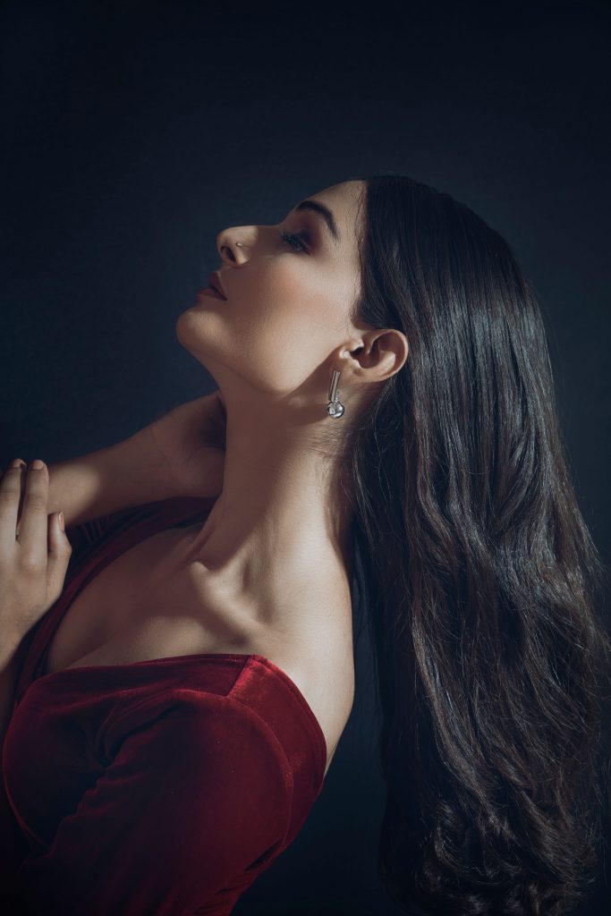 Femme vue de profil avec de longs cheveux noirs et lisses