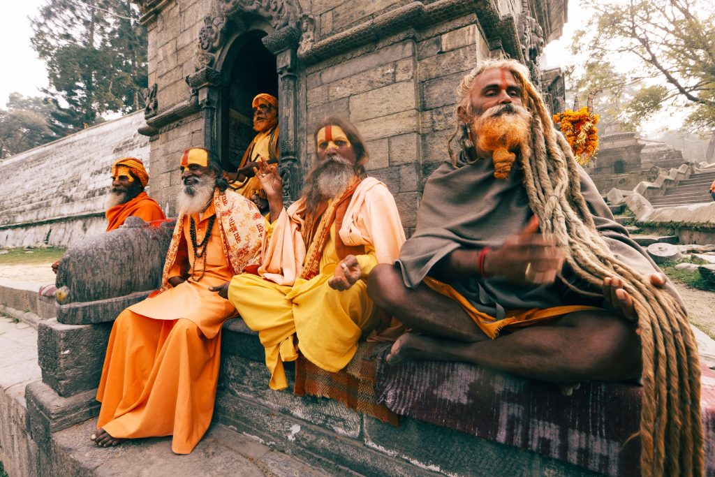 Sadhus hindous assis et méditant dans un temple en Inde