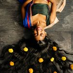 Femme indienne aux cheveux longs allongée au sol