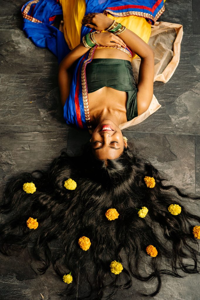 Femme indienne aux cheveux longs allongée au sol