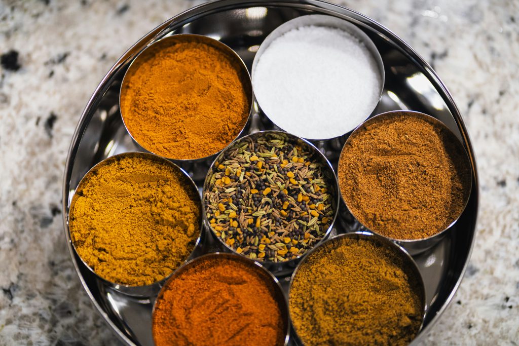 Curry : origines, ingrédients et idées reçues autour d’un incontournable de la cuisine mondiale